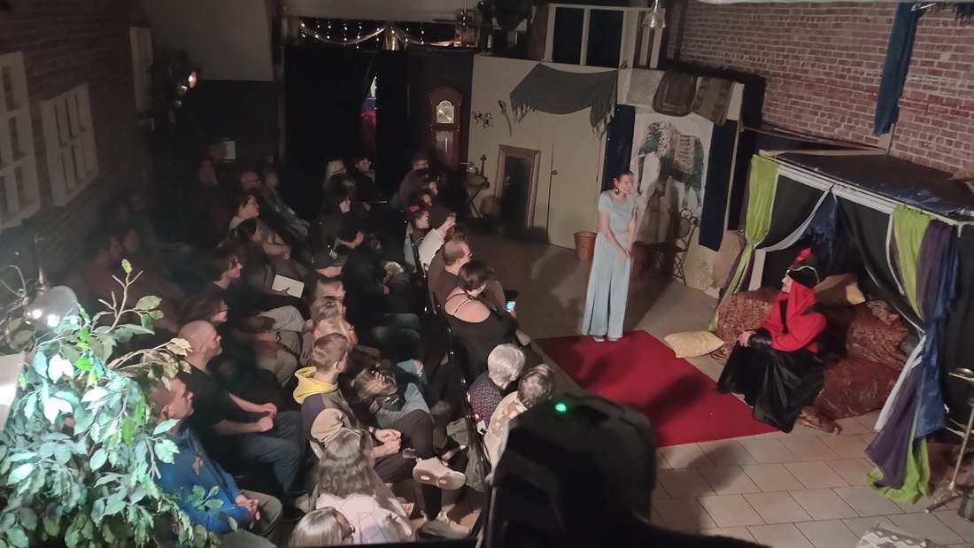 The princess stands her ground in a Twisted performance, the Vizier seated nearby
