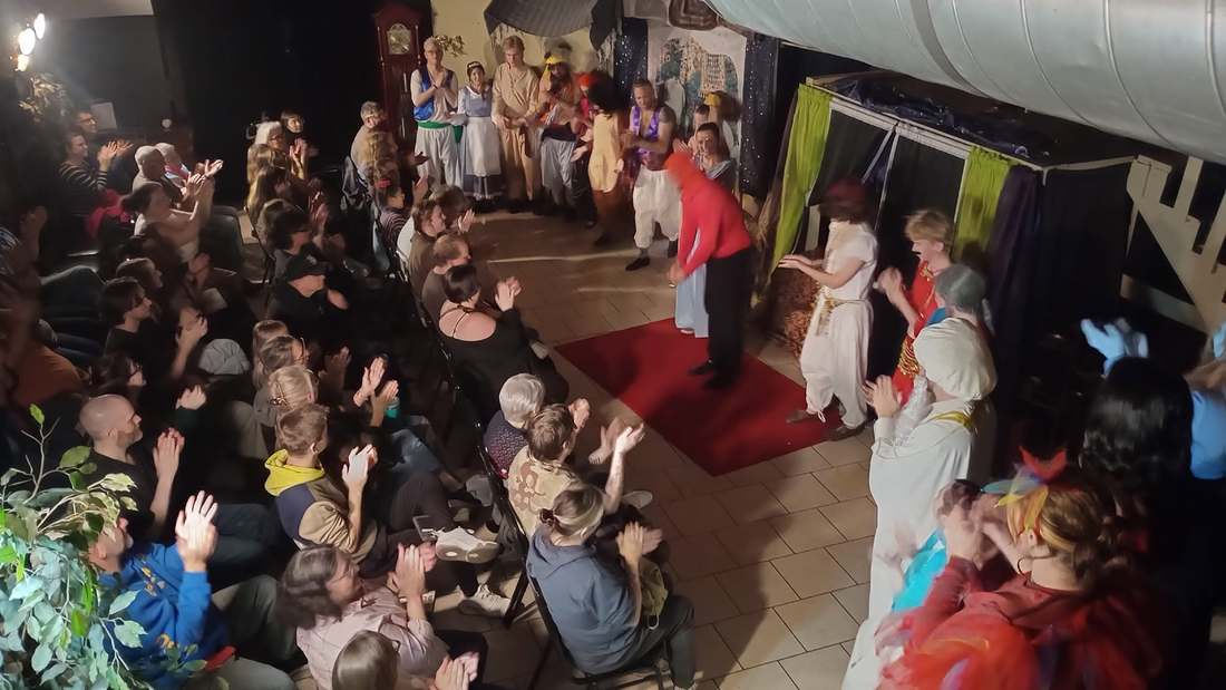 The full Twisted company lines up for final bows
